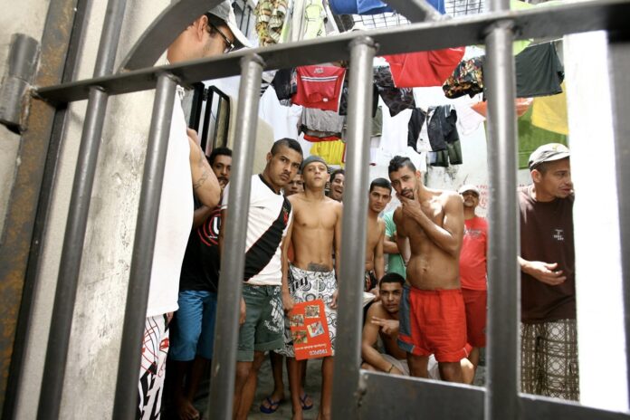 overcrowding of prisoners in police saddle